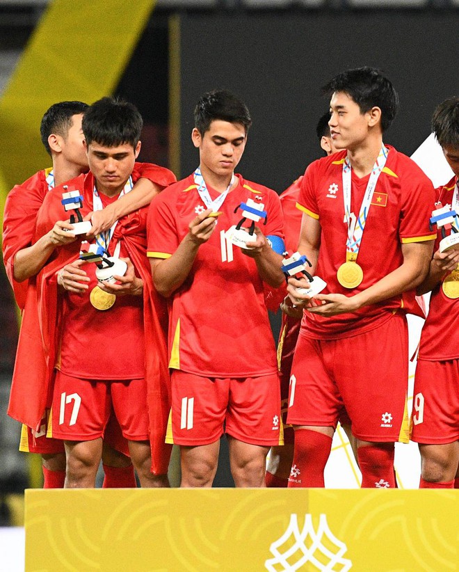 Độc lạ U22 Việt Nam: "Rồng rắn" như thiếu nhi lên bục vô địch, cầm HCV "chọi" vào đầu "test" hàng thật hay "fake"- Ảnh 17.