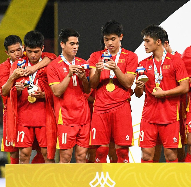Độc lạ U22 Việt Nam: "Rồng rắn" như thiếu nhi lên bục vô địch, cầm HCV "chọi" vào đầu "test" hàng thật hay "fake"- Ảnh 16.