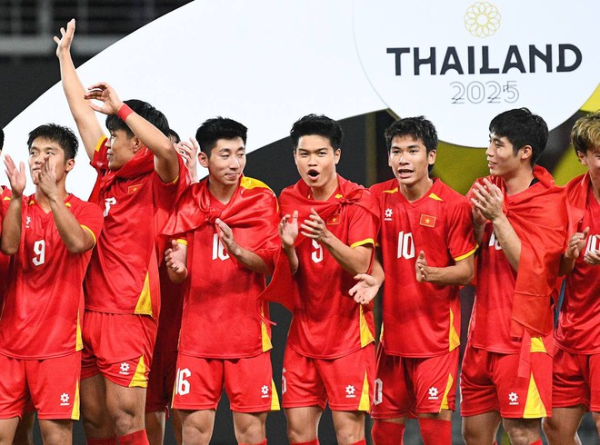 Độc lạ U22 Việt Nam: "Rồng rắn" như thiếu nhi lên bục vô địch, cầm HCV "chọi" vào đầu "test" hàng thật hay "fake"- Ảnh 7.