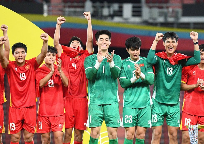 Độc lạ U22 Việt Nam: "Rồng rắn" như thiếu nhi lên bục vô địch, cầm HCV "chọi" vào đầu "test" hàng thật hay "fake"- Ảnh 9.