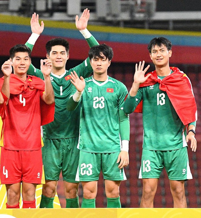 Độc lạ U22 Việt Nam: "Rồng rắn" như thiếu nhi lên bục vô địch, cầm HCV "chọi" vào đầu "test" hàng thật hay "fake"- Ảnh 5.