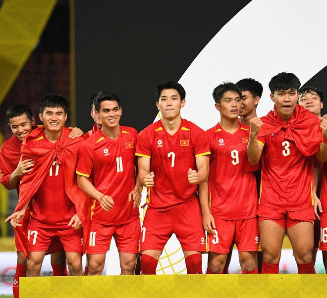 Độc lạ U22 Việt Nam: "Rồng rắn" như thiếu nhi lên bục vô địch, cầm HCV "chọi" vào đầu "test" hàng thật hay "fake"- Ảnh 6.