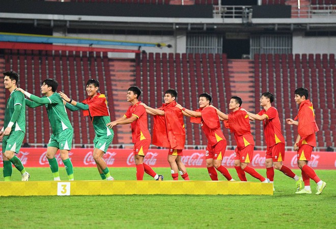 Độc lạ U22 Việt Nam: "Rồng rắn" như thiếu nhi lên bục vô địch, cầm HCV "chọi" vào đầu "test" hàng thật hay "fake"- Ảnh 2.