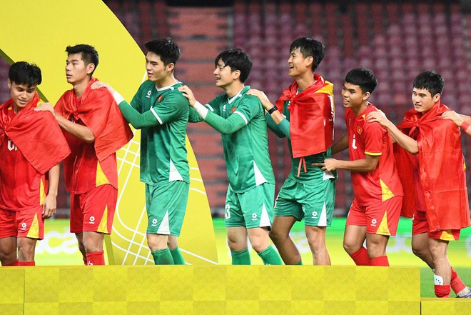 Độc lạ U22 Việt Nam: "Rồng rắn" như thiếu nhi lên bục vô địch, cầm HCV "chọi" vào đầu "test" hàng thật hay "fake"- Ảnh 3.