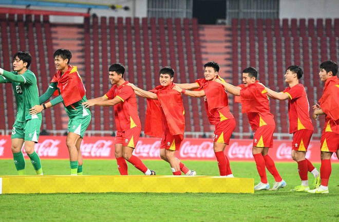 Độc lạ U22 Việt Nam: "Rồng rắn" như thiếu nhi lên bục vô địch, cầm HCV "chọi" vào đầu "test" hàng thật hay "fake"- Ảnh 4.