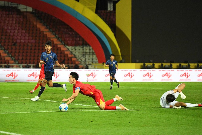 Phỏng vấn nóng ngôi sao sáng nhất U22 Việt Nam - Đình Bắc: "Vô địch trên đất Thái sướng không gì bằng!"- Ảnh 15.