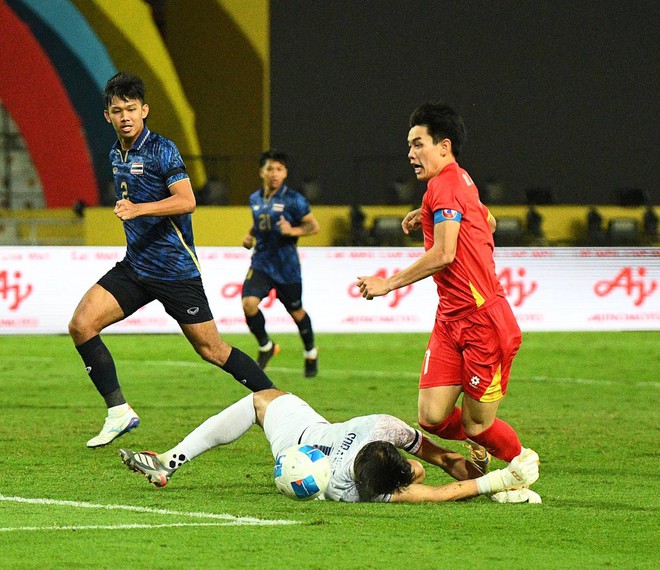 Phỏng vấn nóng ngôi sao sáng nhất U22 Việt Nam - Đình Bắc: "Vô địch trên đất Thái sướng không gì bằng!"- Ảnh 14.