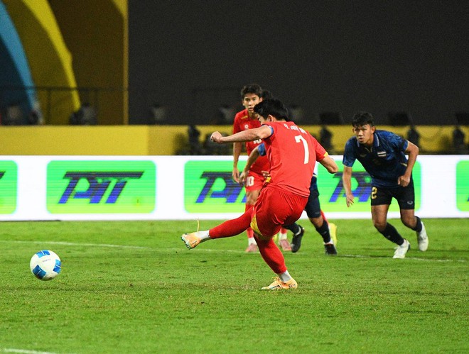 Phỏng vấn nóng ngôi sao sáng nhất U22 Việt Nam - Đình Bắc: "Vô địch trên đất Thái sướng không gì bằng!"- Ảnh 19.