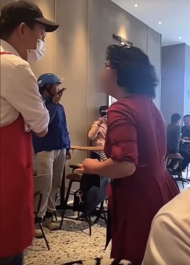 Shipper bị khách nữ đuổi khỏi Starbucks trong lúc đang chờ lấy đồ, lý do gây phẫn nộ- Ảnh 2. Shipper bị khách nữ đuổi khỏi Starbucks trong lúc đang chờ lấy đồ, lý do gây phẫn nộ- Ảnh 2.