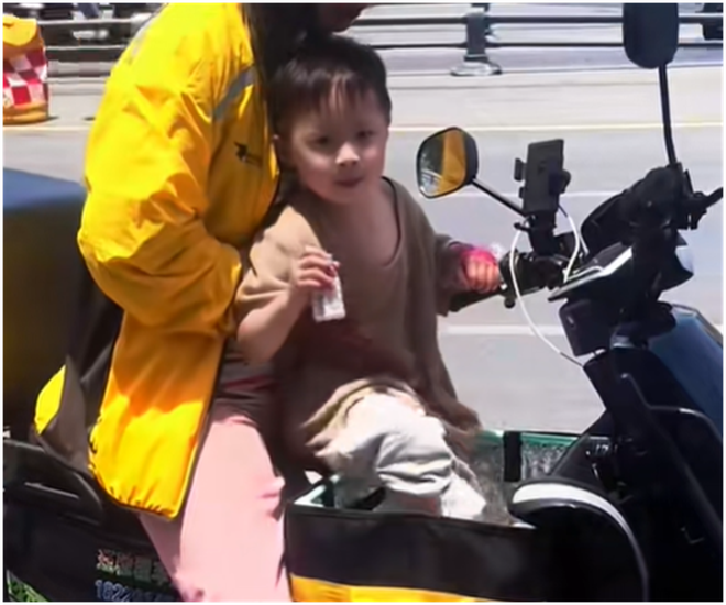 3 ca phẫu thuật, 9 đợt hóa trị, 12 lần xạ trị: Phía sau hình ảnh nữ shipper bỏ con gái vào thùng giao đồ- Ảnh 3. 3 ca phẫu thuật, 9 đợt hóa trị, 12 lần xạ trị: Phía sau hình ảnh nữ shipper bỏ con gái vào thùng giao đồ- Ảnh 3.