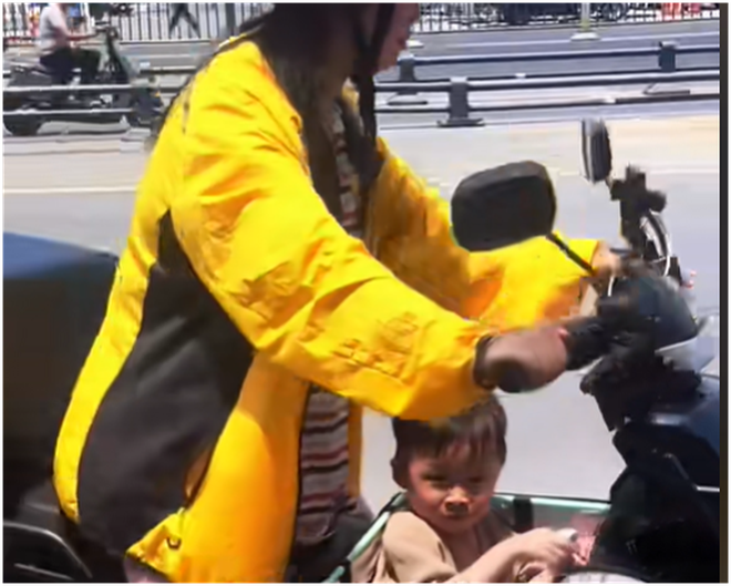 3 ca phẫu thuật, 9 đợt hóa trị, 12 lần xạ trị: Phía sau hình ảnh nữ shipper bỏ con gái vào thùng giao đồ- Ảnh 5. 3 ca phẫu thuật, 9 đợt hóa trị, 12 lần xạ trị: Phía sau hình ảnh nữ shipper bỏ con gái vào thùng giao đồ- Ảnh 5.