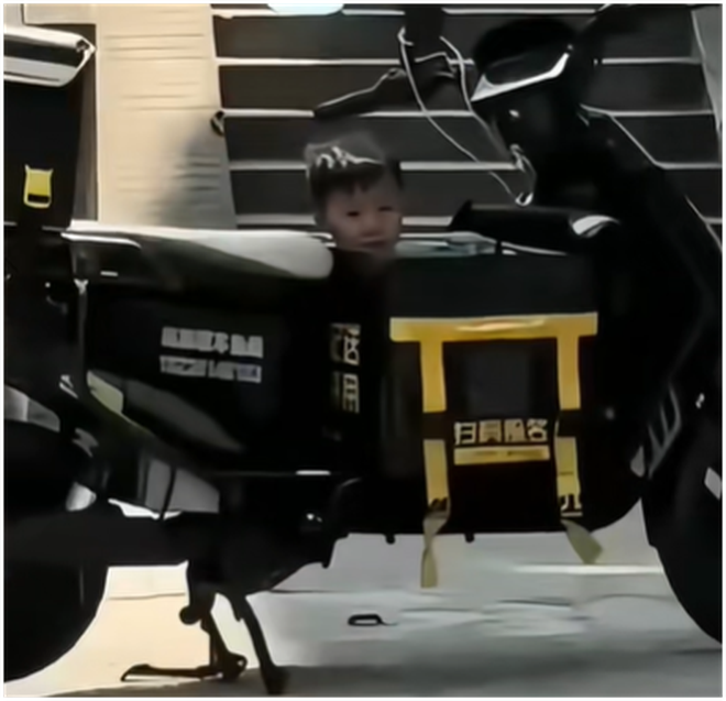 3 ca phẫu thuật, 9 đợt hóa trị, 12 lần xạ trị: Phía sau hình ảnh nữ shipper bỏ con gái vào thùng giao đồ- Ảnh 2. 3 ca phẫu thuật, 9 đợt hóa trị, 12 lần xạ trị: Phía sau hình ảnh nữ shipper bỏ con gái vào thùng giao đồ- Ảnh 2.