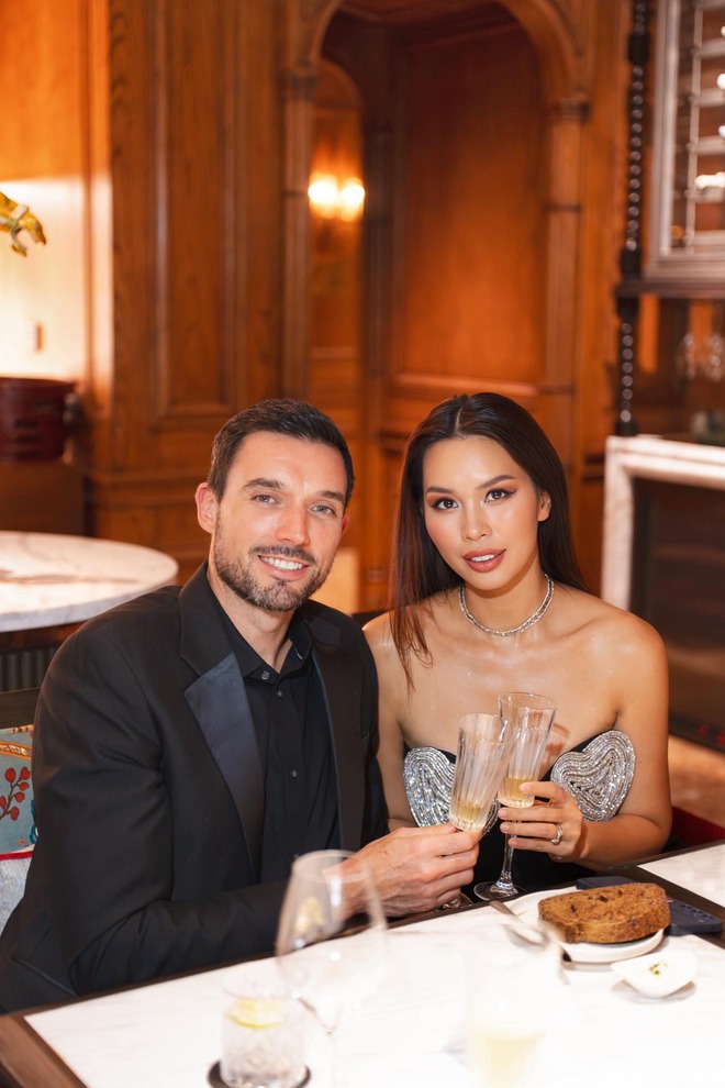 Sao nữ Vbiz lấy chồng Tây kém tuổi, hôn nhân viên mãn như cổ tích, sống đời nữ hoàng trong căn hộ 14 tỷ- Ảnh 1. Sao nữ Vbiz lấy chồng Tây kém tuổi, hôn nhân viên mãn như cổ tích, sống đời nữ hoàng trong căn hộ 14 tỷ- Ảnh 1.