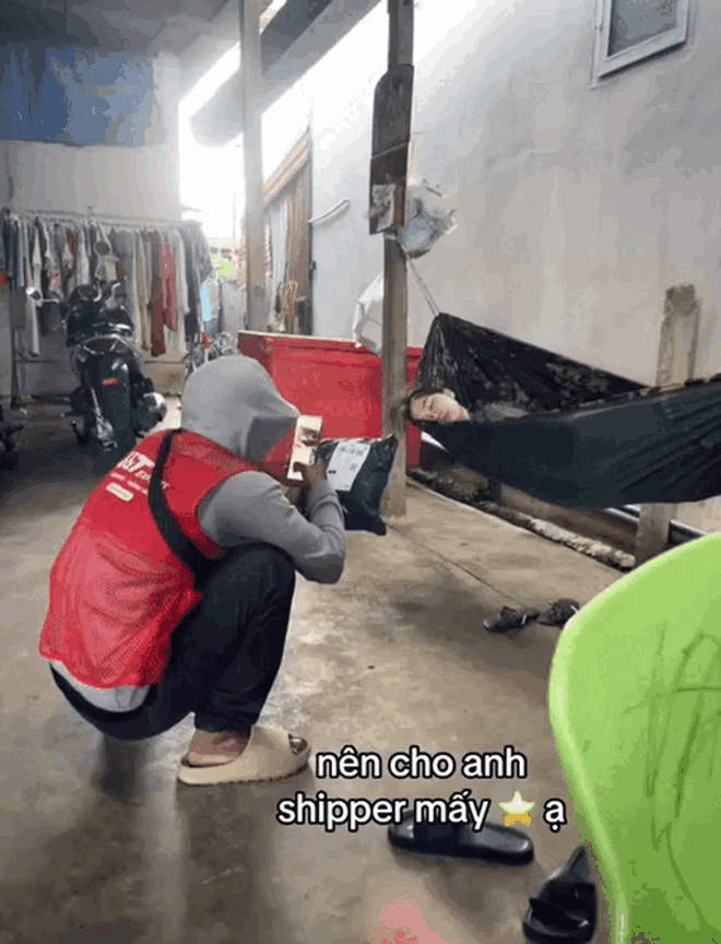 Đi ship hàng thấy khách ngủ không nỡ gọi, anh shipper có pha xử lý hút 1,5 triệu người xem- Ảnh 1. Đi ship hàng thấy khách ngủ không nỡ gọi, anh shipper có pha xử lý hút 1,5 triệu người xem- Ảnh 1.