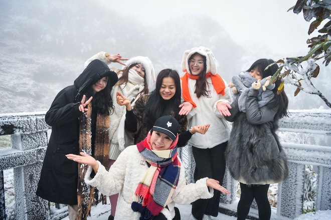 Cảnh tượng tuyết phủ trắng nóc nhà, lối đi ở Fansipan đầu năm nay: Dân tình càng hừng hực khí thế đi "săn"- Ảnh 9. Cảnh tượng tuyết phủ trắng nóc nhà, lối đi ở Fansipan đầu năm nay: Dân tình càng hừng hực khí thế đi "săn"- Ảnh 9.