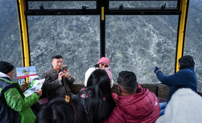 Cảnh tượng tuyết phủ trắng nóc nhà, lối đi ở Fansipan đầu năm nay: Dân tình càng hừng hực khí thế đi "săn"- Ảnh 11. Cảnh tượng tuyết phủ trắng nóc nhà, lối đi ở Fansipan đầu năm nay: Dân tình càng hừng hực khí thế đi "săn"- Ảnh 11.