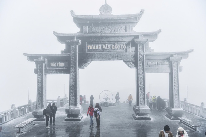 Cảnh tượng tuyết phủ trắng nóc nhà, lối đi ở Fansipan đầu năm nay: Dân tình càng hừng hực khí thế đi "săn"- Ảnh 12. Cảnh tượng tuyết phủ trắng nóc nhà, lối đi ở Fansipan đầu năm nay: Dân tình càng hừng hực khí thế đi "săn"- Ảnh 12.