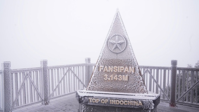 Cảnh tượng tuyết phủ trắng nóc nhà, lối đi ở Fansipan đầu năm nay: Dân tình càng hừng hực khí thế đi "săn"- Ảnh 10. Cảnh tượng tuyết phủ trắng nóc nhà, lối đi ở Fansipan đầu năm nay: Dân tình càng hừng hực khí thế đi "săn"- Ảnh 10.