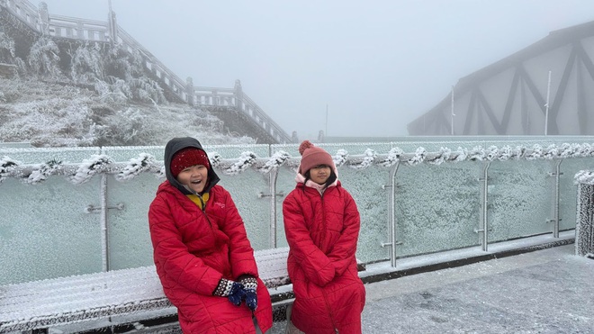 Cảnh tượng tuyết phủ trắng nóc nhà, lối đi ở Fansipan đầu năm nay: Dân tình càng hừng hực khí thế đi "săn"- Ảnh 2. Cảnh tượng tuyết phủ trắng nóc nhà, lối đi ở Fansipan đầu năm nay: Dân tình càng hừng hực khí thế đi "săn"- Ảnh 2.