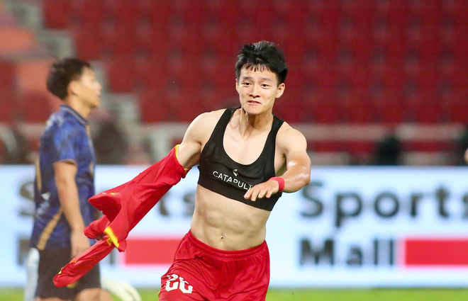 Sự thật về chiếc “crop top đen” giúp Thanh Nhàn và Tiến Linh khoe múi, khoe cả chiến thắng- Ảnh 4. Sự thật về chiếc “crop top đen” giúp Thanh Nhàn và Tiến Linh khoe múi, khoe cả chiến thắng- Ảnh 4.