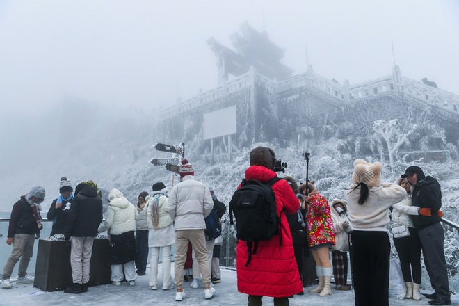 Cảnh tượng tuyết phủ trắng nóc nhà, lối đi ở Fansipan đầu năm nay: Dân tình càng hừng hực khí thế đi "săn"- Ảnh 4. Cảnh tượng tuyết phủ trắng nóc nhà, lối đi ở Fansipan đầu năm nay: Dân tình càng hừng hực khí thế đi "săn"- Ảnh 4.