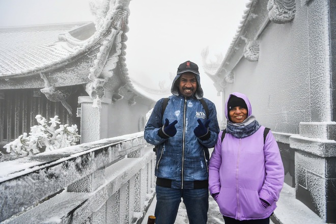 Cảnh tượng tuyết phủ trắng nóc nhà, lối đi ở Fansipan đầu năm nay: Dân tình càng hừng hực khí thế đi "săn"- Ảnh 6. Cảnh tượng tuyết phủ trắng nóc nhà, lối đi ở Fansipan đầu năm nay: Dân tình càng hừng hực khí thế đi "săn"- Ảnh 6.