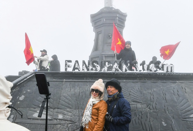 Cảnh tượng tuyết phủ trắng nóc nhà, lối đi ở Fansipan đầu năm nay: Dân tình càng hừng hực khí thế đi "săn"- Ảnh 5. Cảnh tượng tuyết phủ trắng nóc nhà, lối đi ở Fansipan đầu năm nay: Dân tình càng hừng hực khí thế đi "săn"- Ảnh 5.