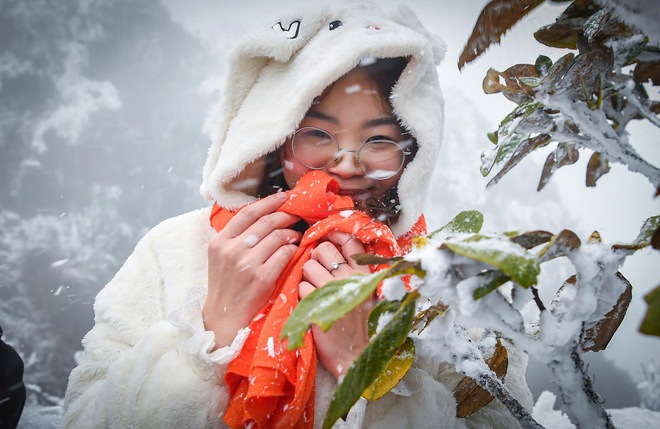 Cảnh tượng tuyết phủ trắng nóc nhà, lối đi ở Fansipan đầu năm nay: Dân tình càng hừng hực khí thế đi "săn"- Ảnh 7. Cảnh tượng tuyết phủ trắng nóc nhà, lối đi ở Fansipan đầu năm nay: Dân tình càng hừng hực khí thế đi "săn"- Ảnh 7.