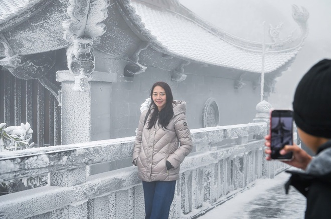 Cảnh tượng tuyết phủ trắng nóc nhà, lối đi ở Fansipan đầu năm nay: Dân tình càng hừng hực khí thế đi "săn"- Ảnh 8. Cảnh tượng tuyết phủ trắng nóc nhà, lối đi ở Fansipan đầu năm nay: Dân tình càng hừng hực khí thế đi "săn"- Ảnh 8.