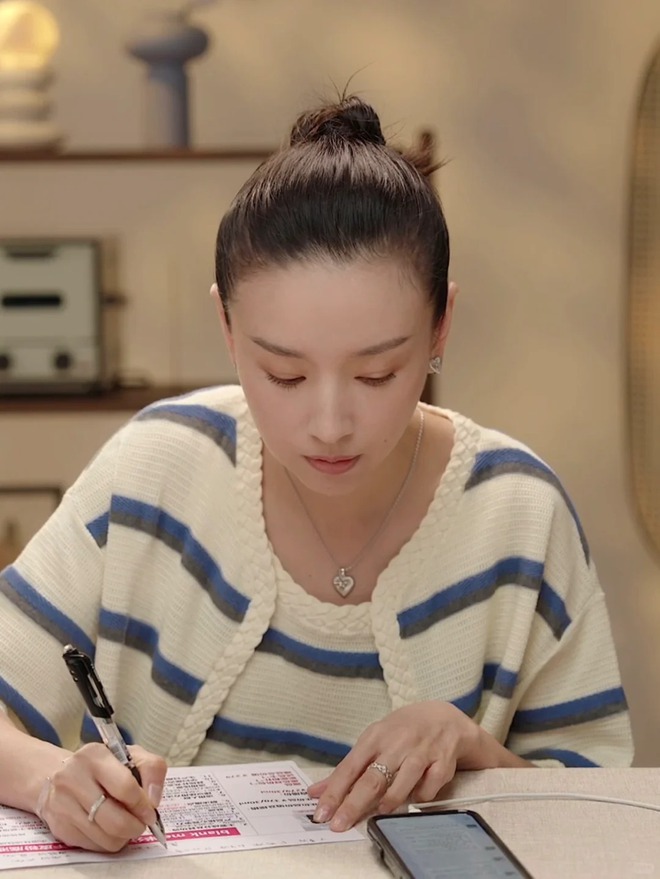 Xem Đổng Khiết livestream: Khi bán hàng trở thành một liệu pháp "chữa lành" và đẳng cấp mới của những quý cô lắm tiền- Ảnh 3. Xem Đổng Khiết livestream: Khi bán hàng trở thành một liệu pháp "chữa lành" và đẳng cấp mới của những quý cô lắm tiền- Ảnh 3.