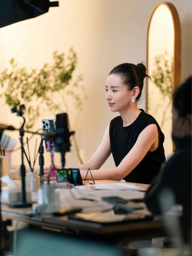 Xem Đổng Khiết livestream: Khi bán hàng trở thành một liệu pháp "chữa lành" và đẳng cấp mới của những quý cô lắm tiền- Ảnh 2. Xem Đổng Khiết livestream: Khi bán hàng trở thành một liệu pháp "chữa lành" và đẳng cấp mới của những quý cô lắm tiền- Ảnh 2.