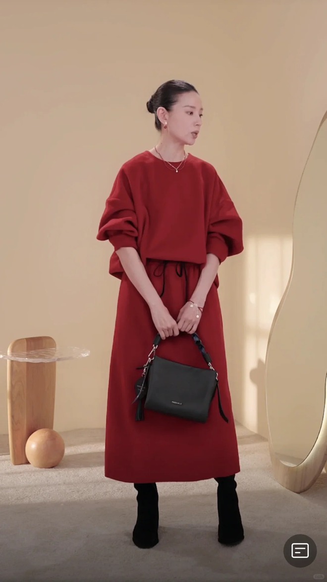 Xem Đổng Khiết livestream: Khi bán hàng trở thành một liệu pháp "chữa lành" và đẳng cấp mới của những quý cô lắm tiền- Ảnh 7. Xem Đổng Khiết livestream: Khi bán hàng trở thành một liệu pháp "chữa lành" và đẳng cấp mới của những quý cô lắm tiền- Ảnh 7.