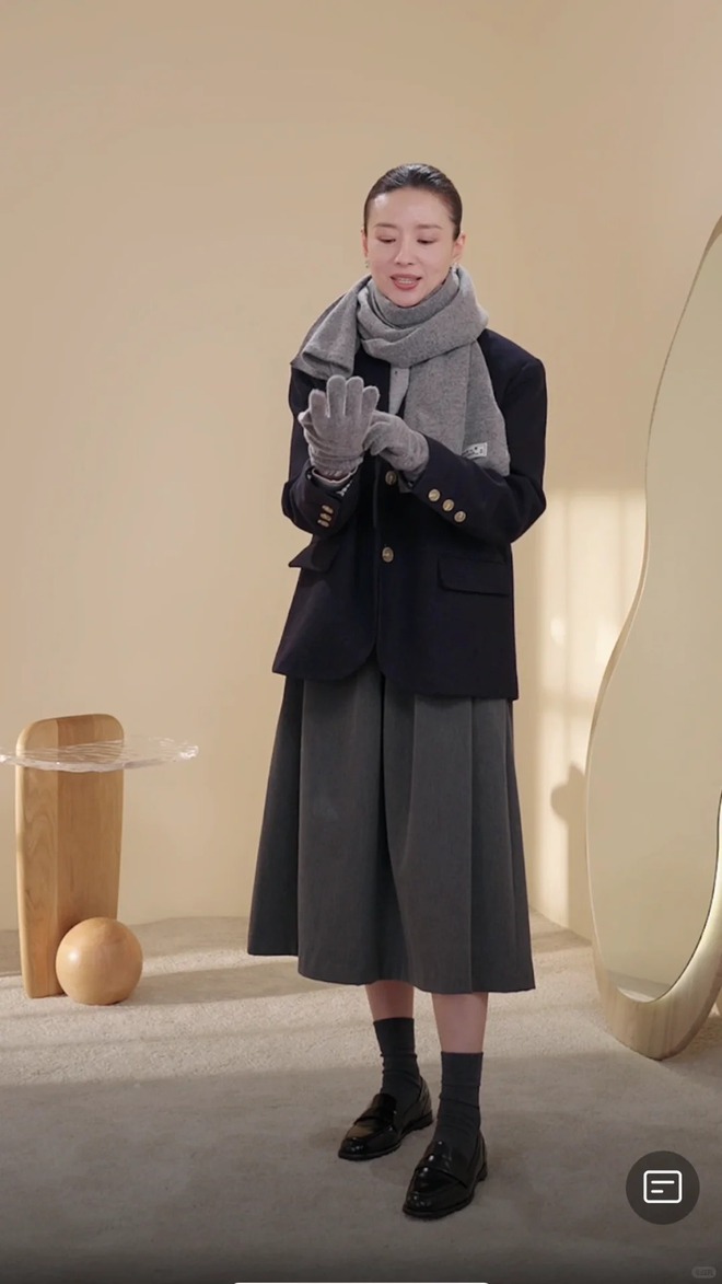 Xem Đổng Khiết livestream: Khi bán hàng trở thành một liệu pháp "chữa lành" và đẳng cấp mới của những quý cô lắm tiền- Ảnh 5. Xem Đổng Khiết livestream: Khi bán hàng trở thành một liệu pháp "chữa lành" và đẳng cấp mới của những quý cô lắm tiền- Ảnh 5.