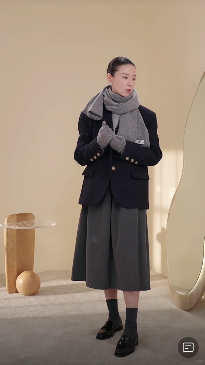 Xem Đổng Khiết livestream: Khi bán hàng trở thành một liệu pháp "chữa lành" và đẳng cấp mới của những quý cô lắm tiền- Ảnh 6. Xem Đổng Khiết livestream: Khi bán hàng trở thành một liệu pháp "chữa lành" và đẳng cấp mới của những quý cô lắm tiền- Ảnh 6.