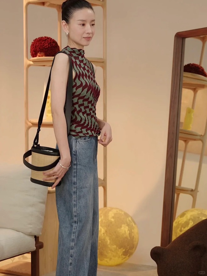 Xem Đổng Khiết livestream: Khi bán hàng trở thành một liệu pháp "chữa lành" và đẳng cấp mới của những quý cô lắm tiền- Ảnh 8. Xem Đổng Khiết livestream: Khi bán hàng trở thành một liệu pháp "chữa lành" và đẳng cấp mới của những quý cô lắm tiền- Ảnh 8.