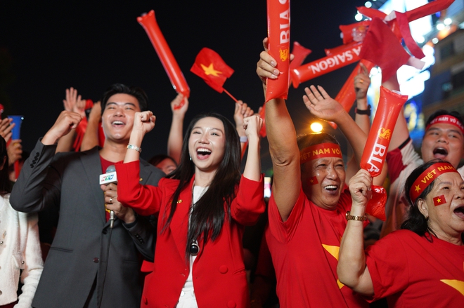 Em gái Trấn Thành cùng bạn trai là ca sĩ nổi tiếng xuống đường đi bão mừng tuyển Việt Nam vô địch Đông Nam Á- Ảnh 2.