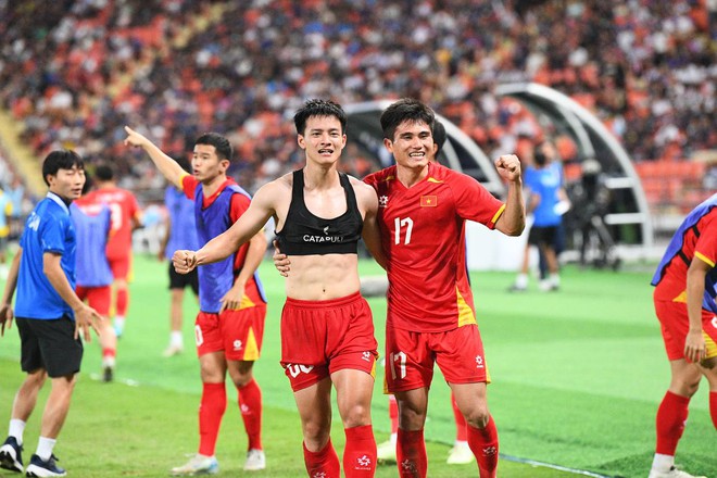 Sự thật về chiếc “crop top đen” giúp Thanh Nhàn và Tiến Linh khoe múi, khoe cả chiến thắng- Ảnh 3. Sự thật về chiếc “crop top đen” giúp Thanh Nhàn và Tiến Linh khoe múi, khoe cả chiến thắng- Ảnh 3.