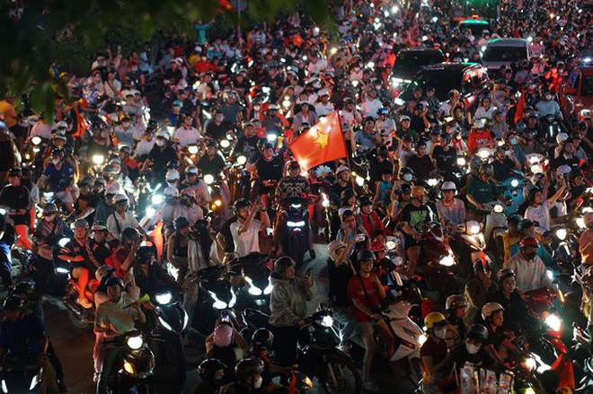 Em gái Trấn Thành cùng bạn trai là ca sĩ nổi tiếng xuống đường đi bão mừng tuyển Việt Nam vô địch Đông Nam Á- Ảnh 4.