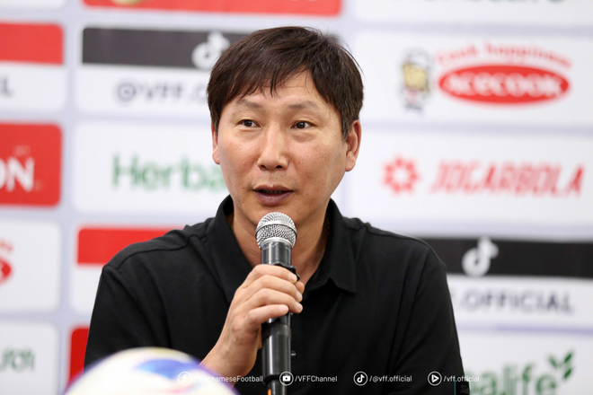 Giải mã chiếc nhẫn "phong thuỷ" của HLV Kim Sang-sik: Có liên quan gì đến cú lội ngược dòng "điên rồ" nhất?- Ảnh 4. Giải mã chiếc nhẫn "phong thuỷ" của HLV Kim Sang-sik: Có liên quan gì đến cú lội ngược dòng "điên rồ" nhất?- Ảnh 4.