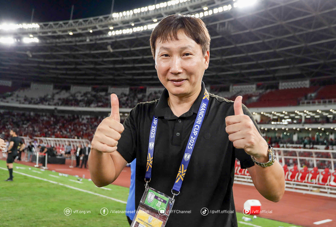 Giải mã chiếc nhẫn "phong thuỷ" của HLV Kim Sang-sik: Có liên quan gì đến cú lội ngược dòng "điên rồ" nhất?- Ảnh 6. Giải mã chiếc nhẫn "phong thuỷ" của HLV Kim Sang-sik: Có liên quan gì đến cú lội ngược dòng "điên rồ" nhất?- Ảnh 6.