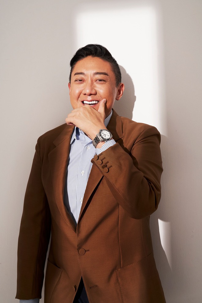 Kinh hoàng: "Ông trùm hộp đêm showbiz" bị hai kẻ lạ mặt xịt hơi cay, đuổi chém đến thương tích trong bãi đỗ xe- Ảnh 1.