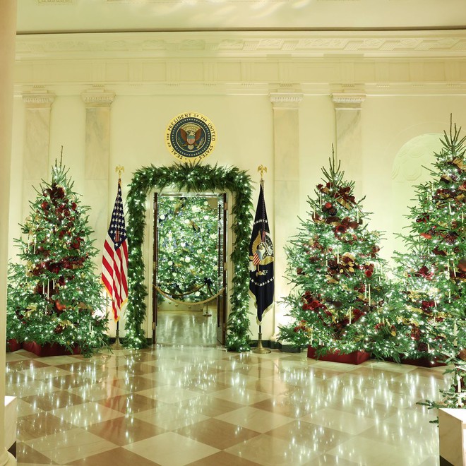 Vì sao trang trí Giáng sinh của Melania Trump năm nay được gọi là “thật sự đặc biệt”?- Ảnh 4. Vì sao trang trí Giáng sinh của Melania Trump năm nay được gọi là “thật sự đặc biệt”?- Ảnh 4.