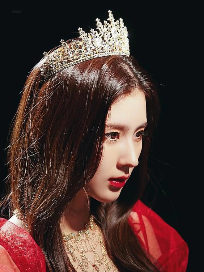 Tréo ngoe: Búp bê đẹp nhất showbiz được các nam sinh ùn ùn theo đuổi, cô vừa đeo kính lên tất cả “chạy mất dép”- Ảnh 3.