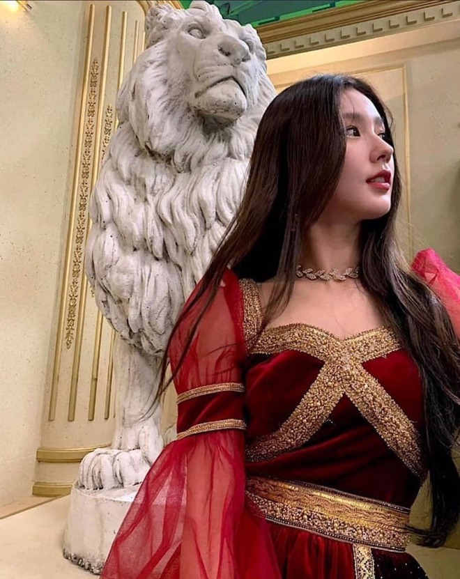 Tréo ngoe: Búp bê đẹp nhất showbiz được các nam sinh ùn ùn theo đuổi, cô vừa đeo kính lên tất cả “chạy mất dép”- Ảnh 4.