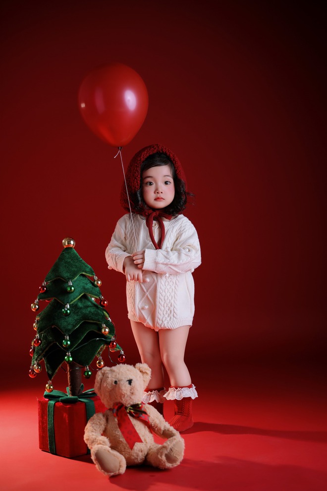 Ai đi qua cũng phải dừng lại ngắm Lisa nhà Khánh Thi - Phan Hiển, visual quá xinh yêu như thiên thần đón Noel!- Ảnh 5. Ai đi qua cũng phải dừng lại ngắm Lisa nhà Khánh Thi - Phan Hiển, visual quá xinh yêu như thiên thần đón Noel!- Ảnh 5.