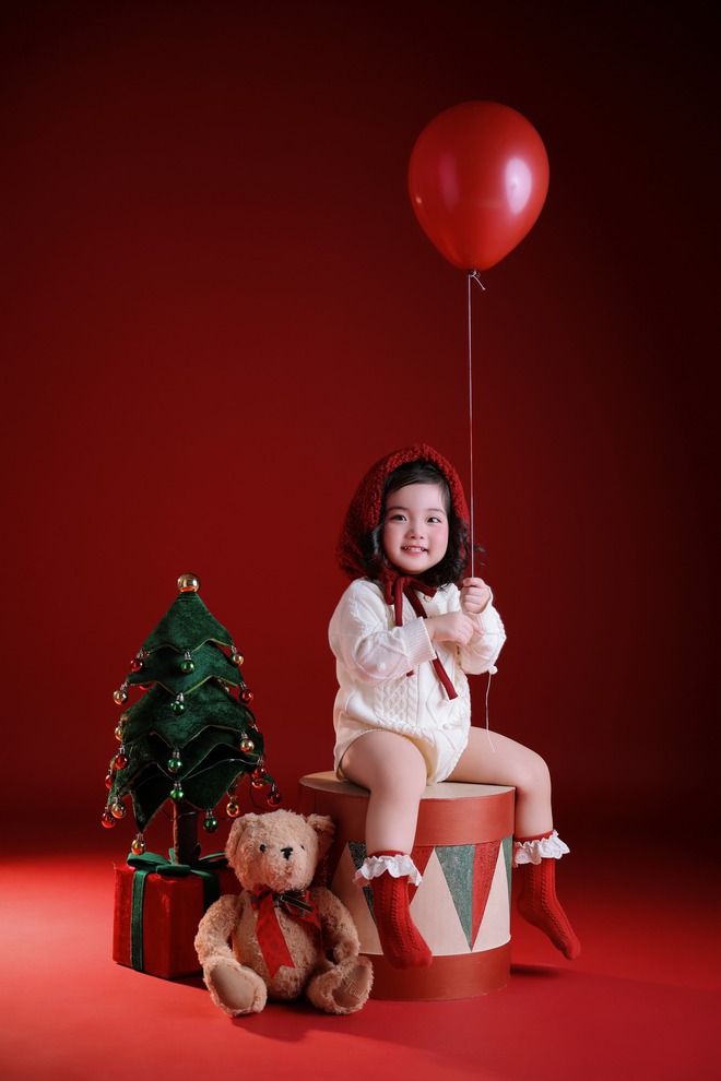 Ai đi qua cũng phải dừng lại ngắm Lisa nhà Khánh Thi - Phan Hiển, visual quá xinh yêu như thiên thần đón Noel!- Ảnh 3. Ai đi qua cũng phải dừng lại ngắm Lisa nhà Khánh Thi - Phan Hiển, visual quá xinh yêu như thiên thần đón Noel!- Ảnh 3.