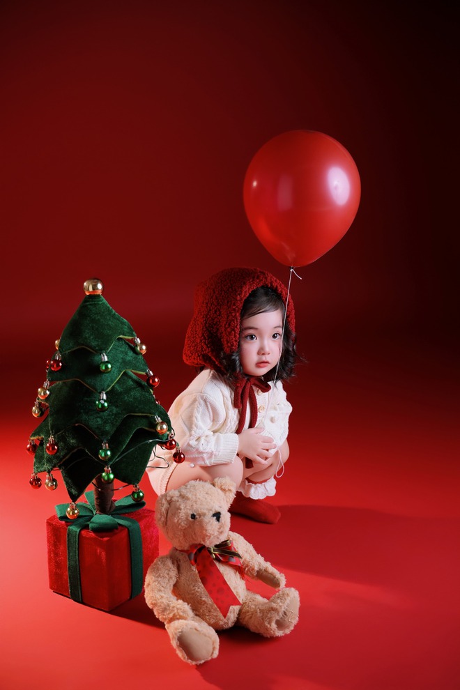 Ai đi qua cũng phải dừng lại ngắm Lisa nhà Khánh Thi - Phan Hiển, visual quá xinh yêu như thiên thần đón Noel!- Ảnh 4. Ai đi qua cũng phải dừng lại ngắm Lisa nhà Khánh Thi - Phan Hiển, visual quá xinh yêu như thiên thần đón Noel!- Ảnh 4.