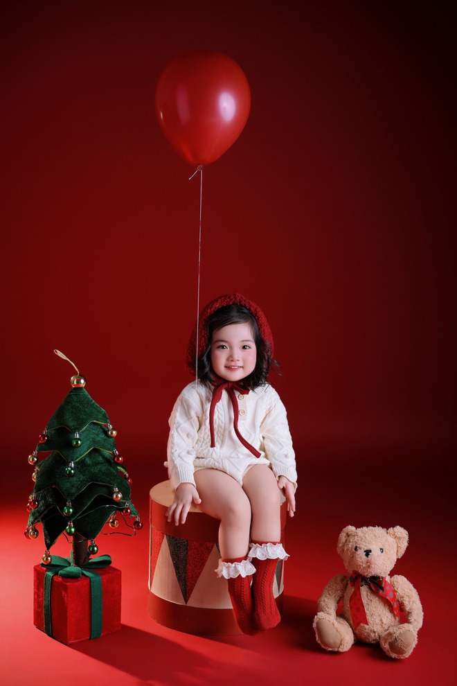 Ai đi qua cũng phải dừng lại ngắm Lisa nhà Khánh Thi - Phan Hiển, visual quá xinh yêu như thiên thần đón Noel!- Ảnh 6. Ai đi qua cũng phải dừng lại ngắm Lisa nhà Khánh Thi - Phan Hiển, visual quá xinh yêu như thiên thần đón Noel!- Ảnh 6.