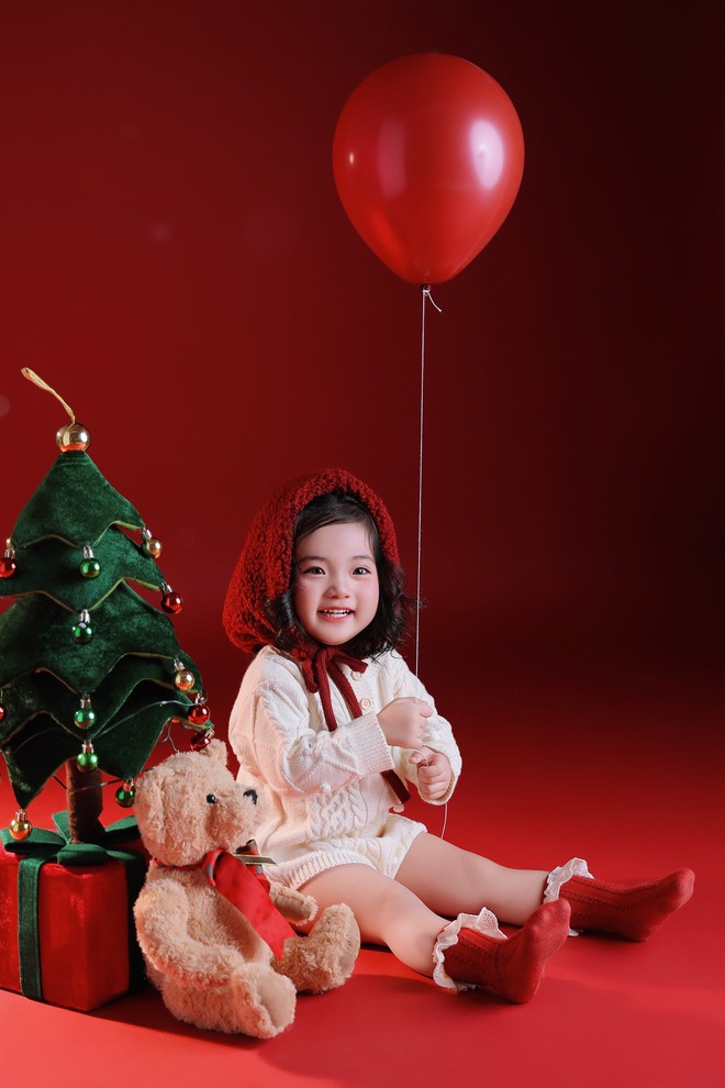 Ai đi qua cũng phải dừng lại ngắm Lisa nhà Khánh Thi - Phan Hiển, visual quá xinh yêu như thiên thần đón Noel!- Ảnh 2. Ai đi qua cũng phải dừng lại ngắm Lisa nhà Khánh Thi - Phan Hiển, visual quá xinh yêu như thiên thần đón Noel!- Ảnh 2.