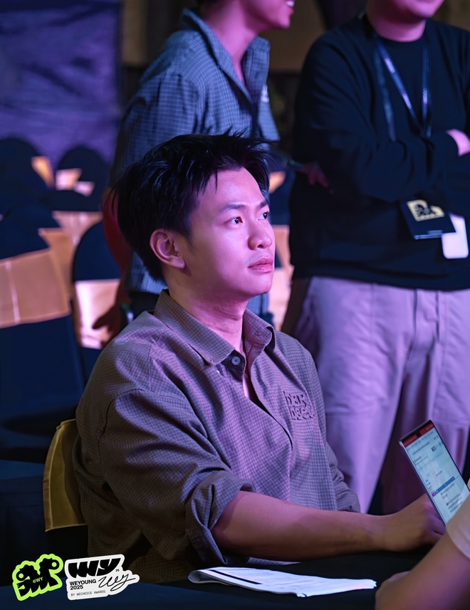 Tư liệu quý: Ninh Anh Bùi “tập sự MC” dưới sự kèm cặp của Khánh Vy tại tổng duyệt gala WeYoung 2025- Ảnh 3.